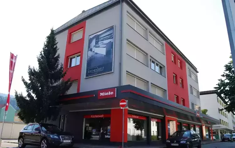 Das Miele Center Olsacher in Spittal aus der Ferne.